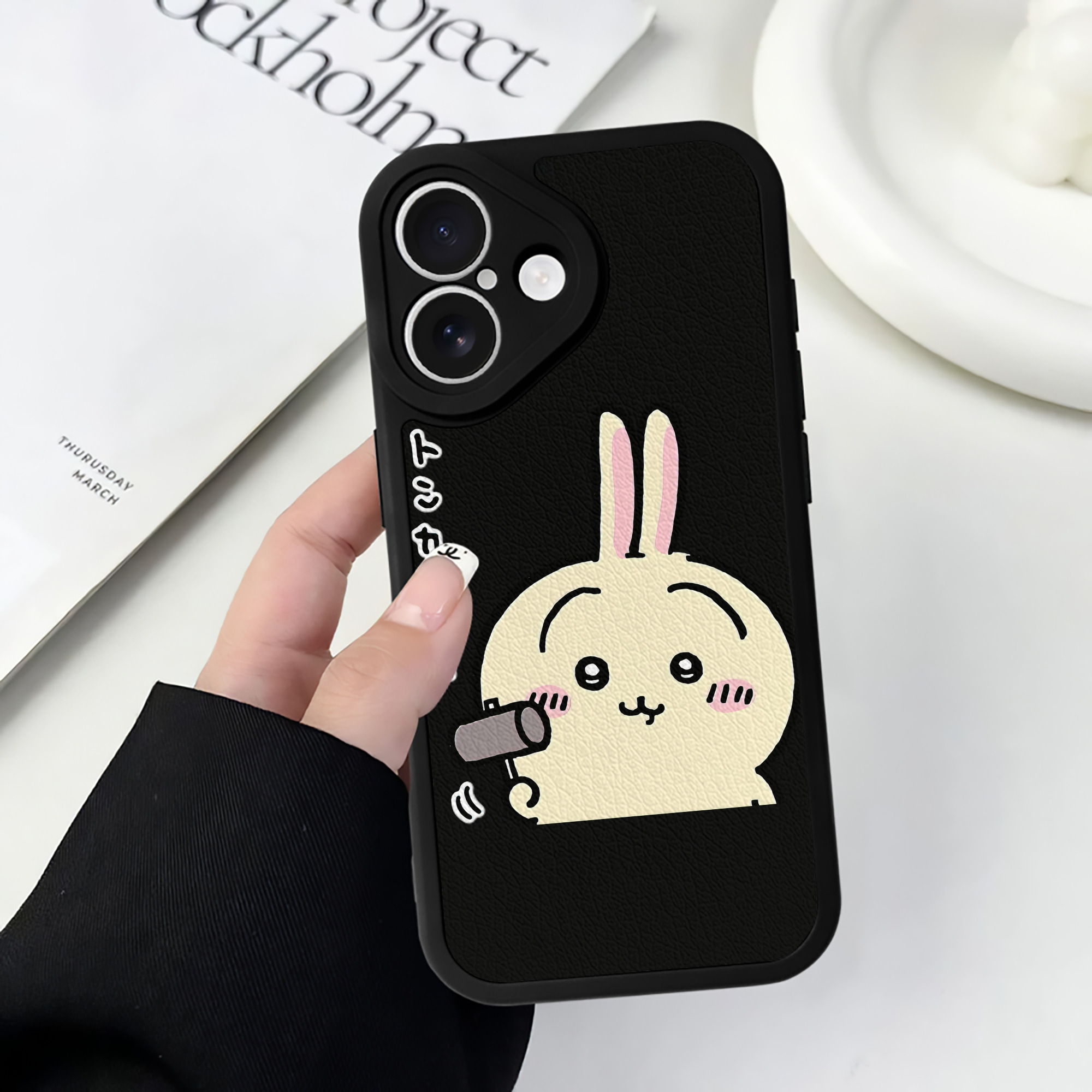 （画像用） ちいかわ うさぎ Chii-kawa usagi 【iPhone 16シリーズ対応】シリコンスマホケース（レザー調） 材質：シリコン